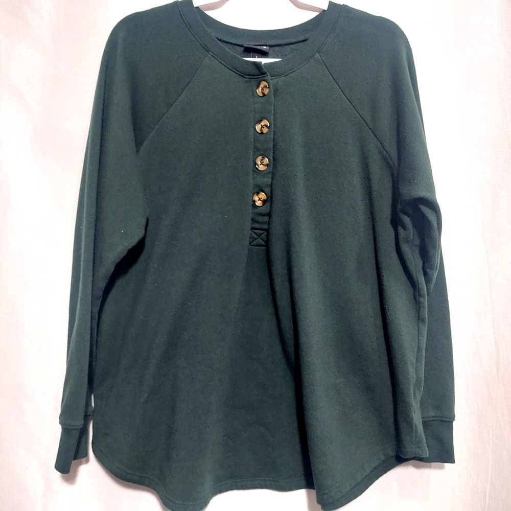 Torrid Womens Size 1 Pullover Fleece Sweatshirt 4 Accent Buttons Round Hem Warm